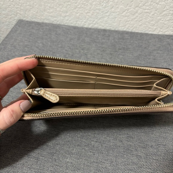 NWT COACH SLIM ACCORDION ZIP WALLET WITH HORSE AND CARRIAGE PRINt CREAM BEIGE - Picture 5 of 11